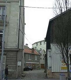 Allée du 17 rue Paul Bellamy menant à une première cours avec des pavés